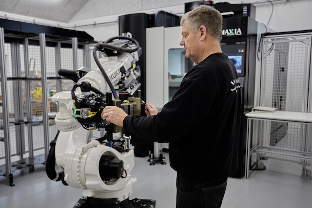 Medarbejder ved robot i Varup Tekniks maskinpark